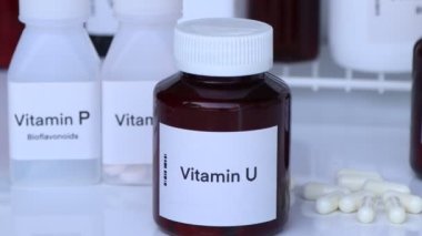 Şişedeki U vitamini hapları, sağlık için gıda desteği ya da hastalıkların tedavisinde kullanılır.