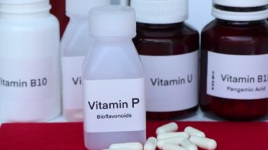 Şişedeki P vitamini hapları, sağlık için gıda takviyesi ya da hastalıkların tedavisinde kullanılır.