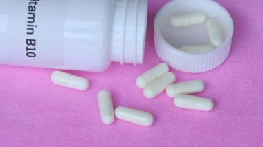 Şişedeki B10 vitamini hapları, sağlık için gıda desteği ya da hastalıkların tedavisinde kullanılır.