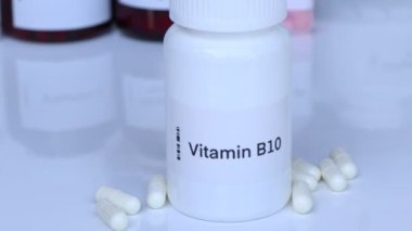 Şişedeki B10 vitamini hapları, sağlık için gıda desteği ya da hastalıkların tedavisinde kullanılır.