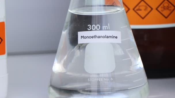 Μονοαιθανολαμίνη Γυαλί Χημική Ουσία Στο Εργαστήριο Και Βιομηχανία — Αρχείο Βίντεο