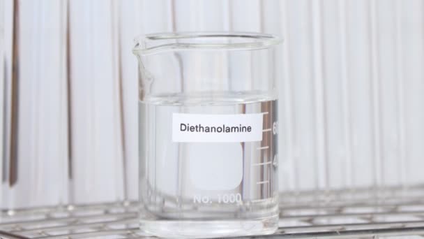 Diéthanolamine Dans Verre Produit Chimique Laboratoire Dans Industrie — Video