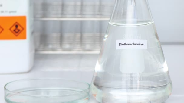 Διαιθανολαμίνη Γυαλί Χημική Ουσία Στο Εργαστήριο Και Βιομηχανία — Αρχείο Βίντεο