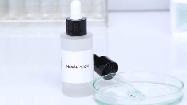 Mandelsäure Der Flasche Chemische Zutat Schönheitsprodukten Hautpflegeprodukten — Stockvideo