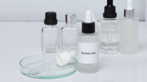 瓶子中的琥珀酸 化妆品中的化学成分 护肤产品 — 图库视频影像