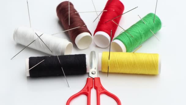 白を基調とした装身具 縫製糸 衣料品業界で使用されるカラー糸 — ストック動画