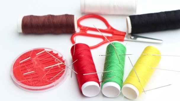 白を基調とした装身具 縫製糸 衣料品業界で使用されるカラー糸 — ストック動画