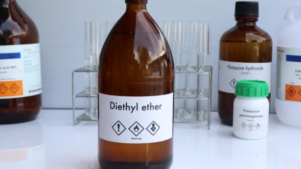 ガラス中のジエチルエーテル 研究所や業界での化学物質 分析に使用される化学物質 — ストック動画