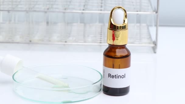 Ρετινόλη Ένα Μπουκάλι Χημικό Συστατικό Προϊόν Ομορφιάς Προϊόντα Φροντίδας Του — Αρχείο Βίντεο