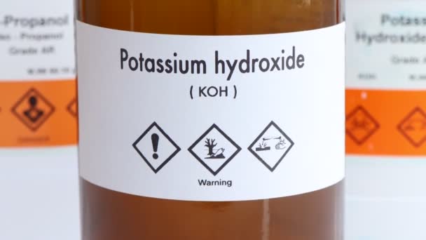 玻璃中的氢氧化钾 实验室和工业中的化学品 用于分析的化学品或用于生产的原材料 — 图库视频影像