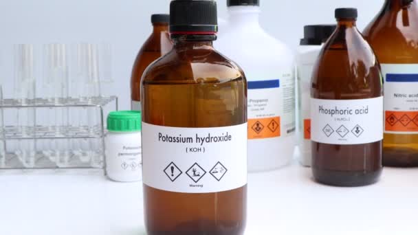 ガラス中の水酸化カリウム 実験室及び産業における化学物質 製造用の分析又は原材料に使用される化学物質 — ストック動画
