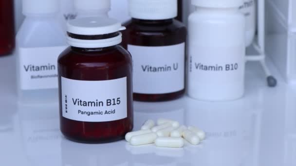 ボトルのビタミンB15薬 健康のための食品サプリメントや病気を治療するために使用 — ストック動画