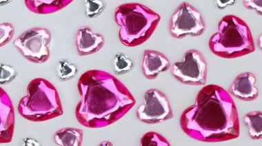 Sevgililer Günü için arka plandaki kalp şekli, aşkı temsil eden küçük kalp şekli.