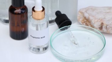 Şişedeki propionik asit, güzellik ürünlerindeki kimyasal madde, cilt bakım ürünleri.