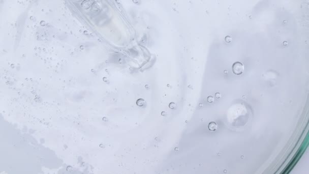 Weiße Flüssigkeit Oder Rohstoff Für Hautpflegemittel Serumprodukte Oder Natürliche Chemikalien — Stockvideo