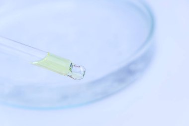 cilt bakımı ürünleri, serum ürünleri veya doğal kimyasallar için beyaz sıvı veya ham madde