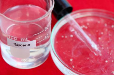 Şişedeki gliserin, güzellik ürünlerindeki kimyasal madde, cilt bakım ürünleri.