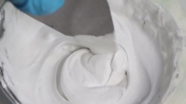 Tamirat ya da tamirat için kovada harç karıştırmak