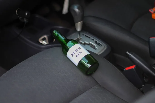 酒瓶在车里 在车里喝酒 — 图库照片