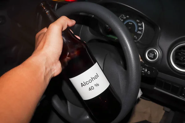 Butelki Alkoholem Samochodzie Niebezpieczeństwo Picie Alkoholu Samochodzie — Zdjęcie stockowe