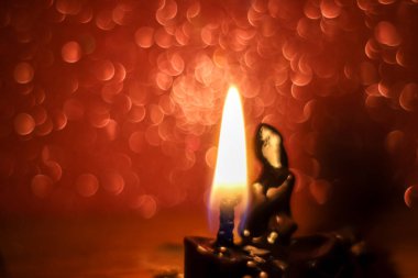 Karanlıkta mum ışığı, mum ışığı arkaplan ve bokeh