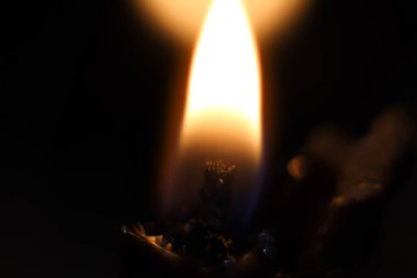 Karanlıkta mum ışığı, mum ışığı arkaplan ve bokeh