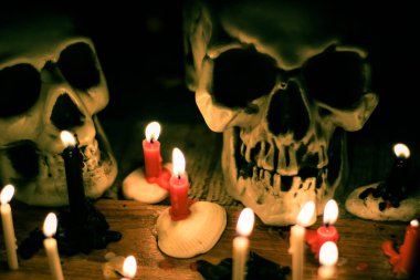 Geceleri kafatası ve mum ışığı, din ve inanç, sihir veya ritüel.