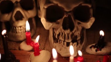 Geceleri kafatası ve mum ışığı, din ve inanç, sihir veya ritüel.