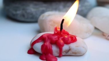 Gündüz mum ışığı, beyaz arkaplanda mum ışığı 