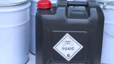 Kimyasal ürünlerdeki zehirli sembol, endüstrideki ya da laboratuvardaki tehlikeli kimyasallar