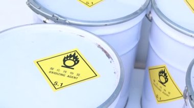 Kimyasal ürün üzerinde oksitlenme sembolü, endüstride ya da laboratuvarda tehlikeli kimyasallar 