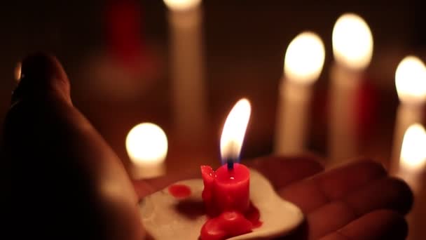 黑暗中的烛光 黑暗中的烛光背景和防波堤 — 图库视频影像