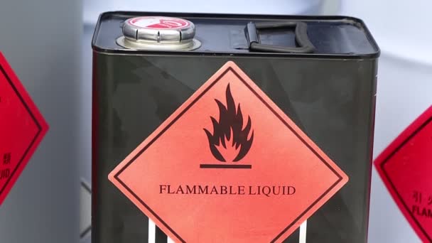 Brennbares Flüssigkeitssymbol Auf Dem Chemietank Gefährliche Chemikalien Der Industrie Oder — Stockvideo