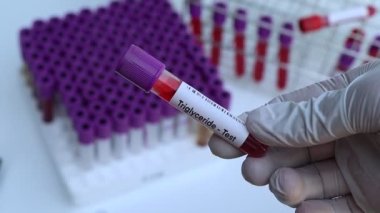 Kan anormallikleri için trigliserit testi laboratuvarda analiz edilecek kan örneği, test tüpünde kan.