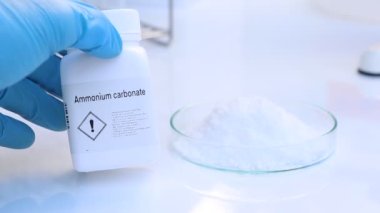 Şişedeki amonyum karbonat, laboratuvardaki ve endüstrideki kimyasallar analizde kullanılan kimyasallar.
