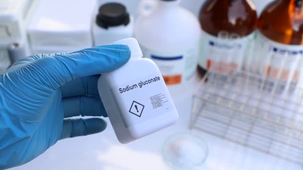 瓶子中的葡萄糖酸钠 实验室和工业中的化学品 分析中使用的化学品 — 图库视频影像