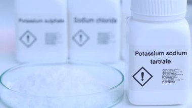 Potasyum sodyum tarat şişede, kimyasallar laboratuarda ve endüstride analizde kullanılıyor.
