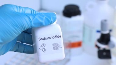 Şişedeki sodyum iyodür, laboratuarda ve endüstride kimyasal madde, analizde kullanılan kimyasallar.