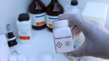 Şişedeki potasyum sülfat, laboratuvardaki ve endüstrideki kimyasallar analizde kullanılan kimyasallar.