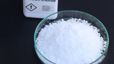 Şişedeki sodyum klorür, laboratuvardaki ve endüstrideki kimyasallar analizde kullanılan kimyasallar.