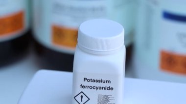 Şişede potasyum ferrosiyanür, laboratuvarda ve endüstride kimyasal, analizde kullanılan kimyasallar.