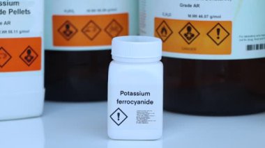 Şişede potasyum ferrosiyanür, laboratuvarda ve endüstride kimyasal, analizde kullanılan kimyasallar.