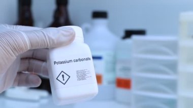 Şişede potasyum karbonat, laboratuvarda ve endüstride kimyasallar analizde kullanılan kimyasallar.
