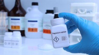Şişede magnezyum sülfat, laboratuvarda ve endüstride kimyasal, analizde kullanılan kimyasallar.