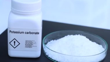 Şişede potasyum karbonat, laboratuvarda ve endüstride kimyasallar analizde kullanılan kimyasallar.