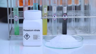 Şişedeki potasyum nitrat, laboratuvardaki ve endüstrideki kimyasallar analizde kullanılan kimyasallar.