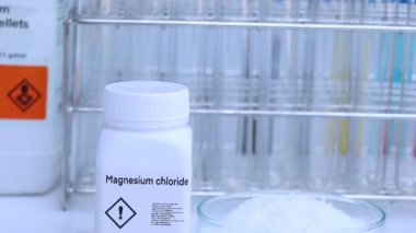 Şişede magnezyum klorür, laboratuvarda ve endüstride kimyasallar, analizde kullanılan kimyasallar.