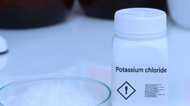 Şişedeki potasyum klorür, laboratuvardaki ve endüstrideki kimyasallar analizde kullanılan kimyasallar.