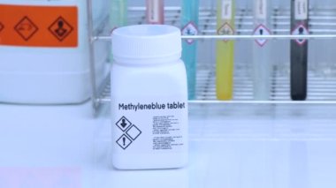 Methyleneblue tableti şişede, kimyasallar laboratuarda ve endüstride analizlerde kullanılıyor.