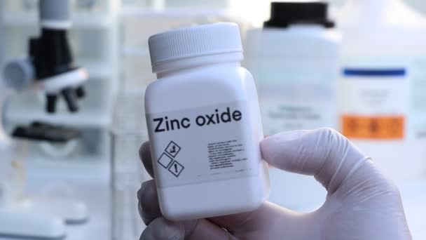 Οξείδιο Του Ψευδαργύρου Στη Φιάλη Χημική Ουσία Στο Εργαστήριο Και — Αρχείο Βίντεο